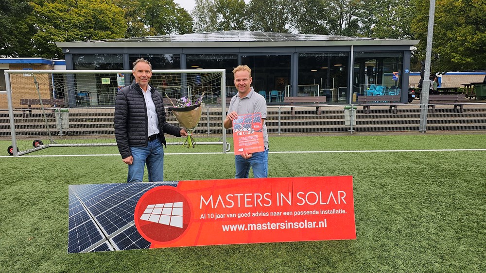 Opvallend reclamebord langs de&nbsp;zijlijn